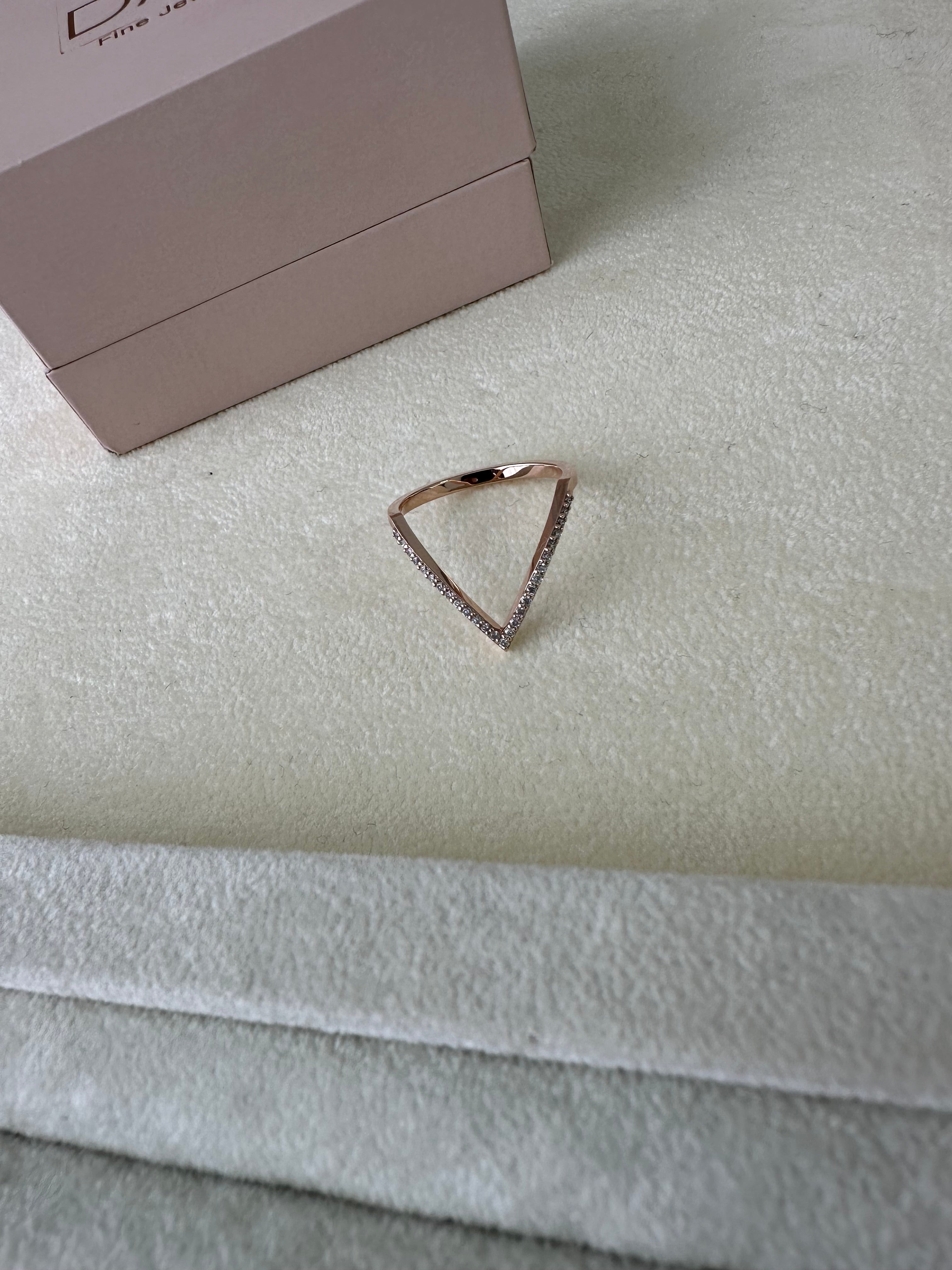 Diamond V Ring