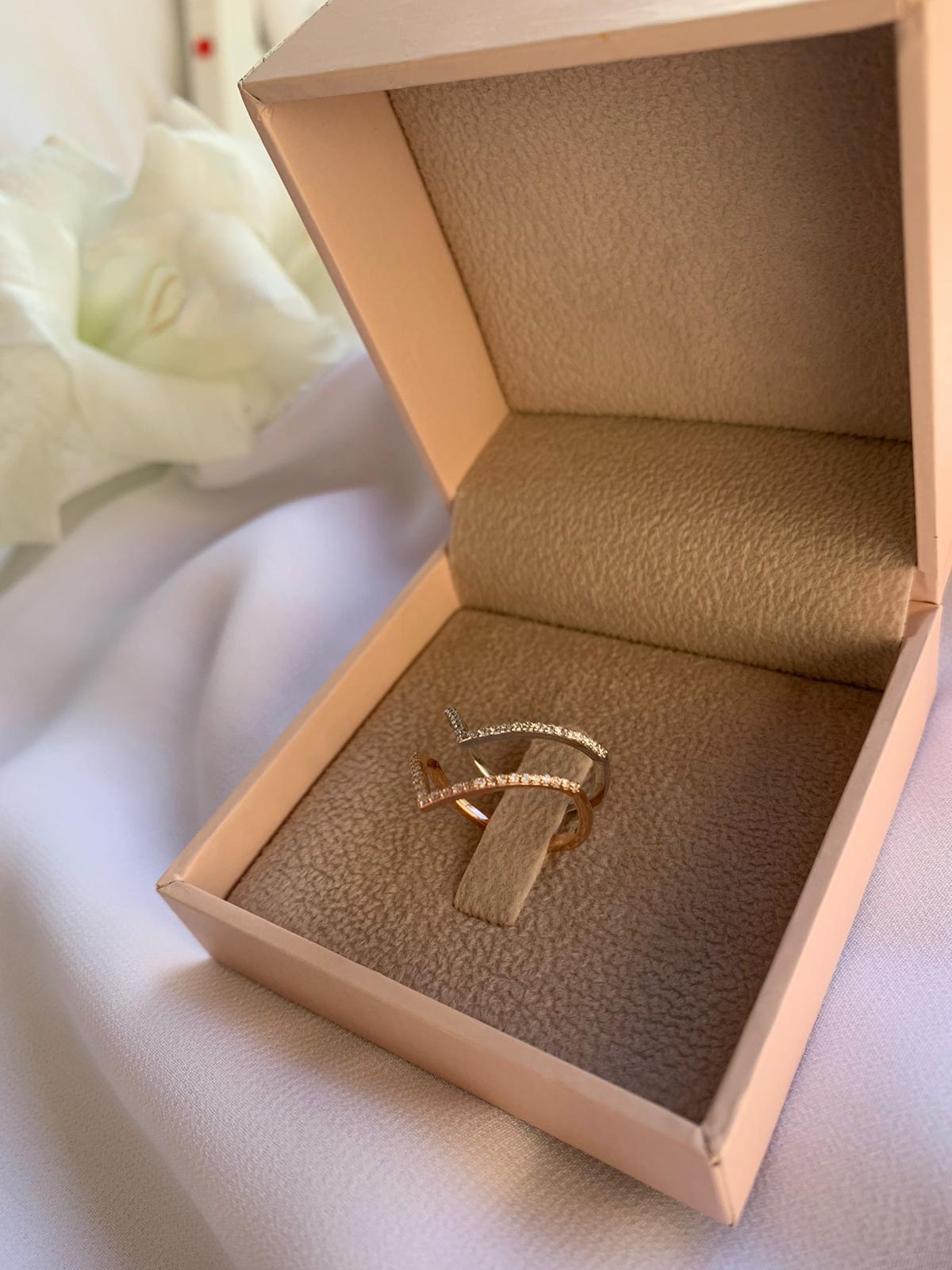 Diamond V Ring
